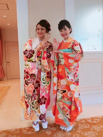 岡田結実が“同級生”女優とキュートな晴れ着ツーショットを披露！