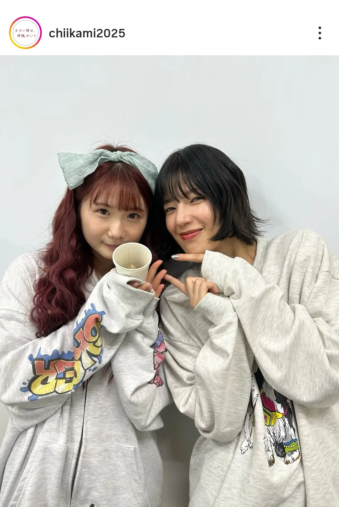 小野花梨&石井杏奈、部屋着風のトレーナーでツーショット