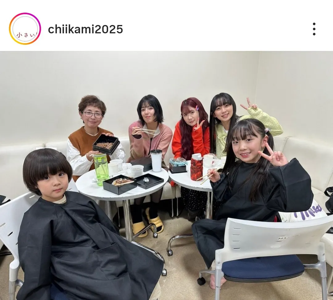 【写真】小野花梨&石井杏奈、共演者らと焼肉弁当を食べながら団らんするオフショット