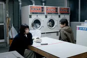 【写真】コインランドリーで出会う文菜(杉咲花)とゆきお(成田凌)