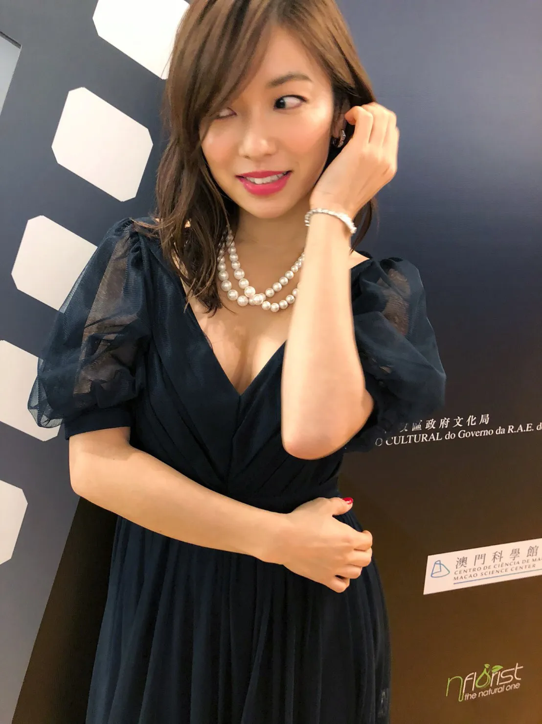 【写真を見る】内山は胸元の大きく開いたドレス姿で国際映画祭デビュー！
