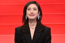 「天海さんの髪型が素敵」天海祐希が軽やかなヘアスタイルで寄り添う、塚地武雅との2ショットに反響＜緊急取調室＞