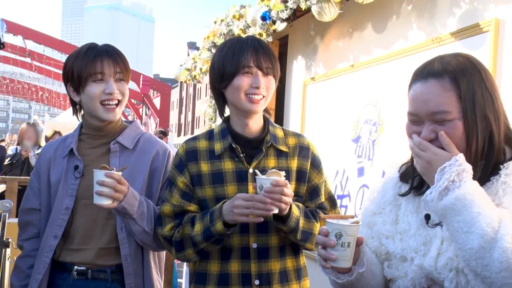 【写真】ぼる塾の田辺智加を、優しいほほえみで見つめる井上瑞稀＆中村嶺亜