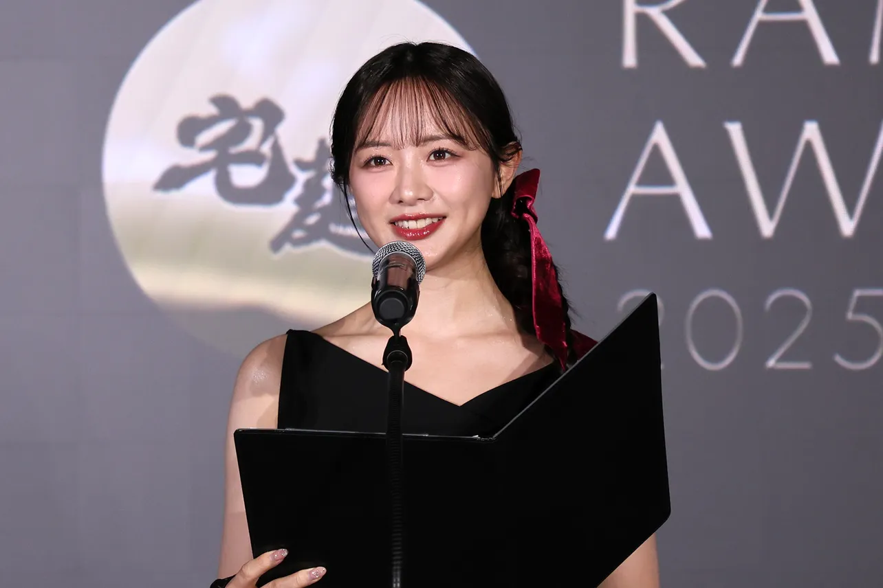 受賞者を発表する森香澄