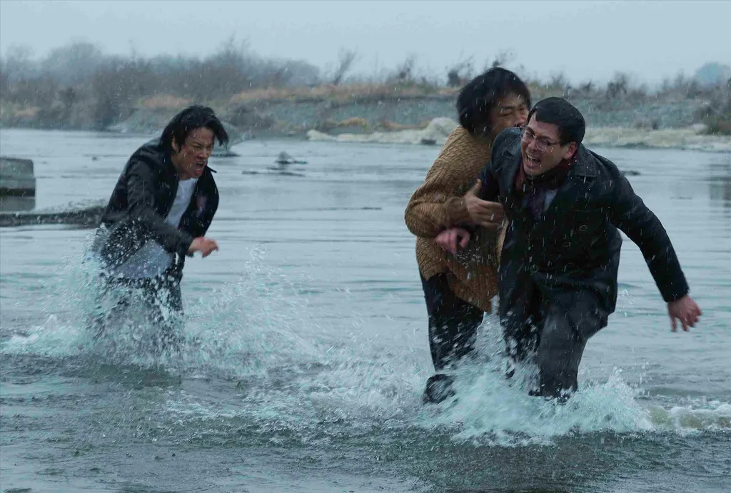 【写真を見る】真冬の川の中で、鈴木浩介がボコボコに!?