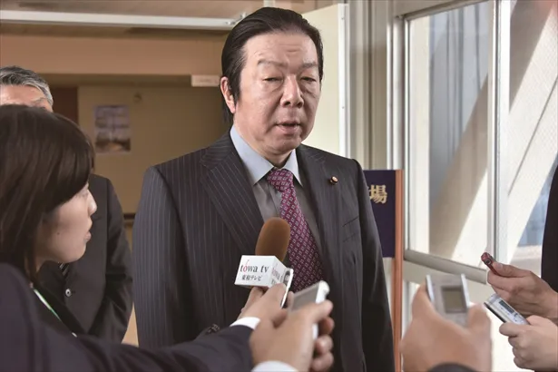 市議会のドン・犬崎（古田新太）の政治力に智子は追いつめられる