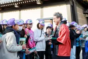【写真】ムロツヨシが京都市の小学生50人に映画オリジナルグッズをサプライズ配布