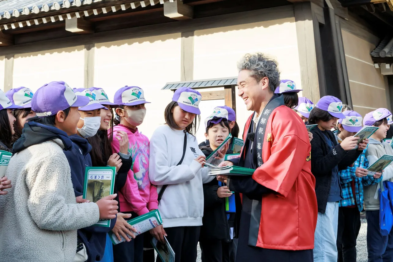 【写真】ムロツヨシが京都市の小学生50人に映画オリジナルグッズをサプライズ配布