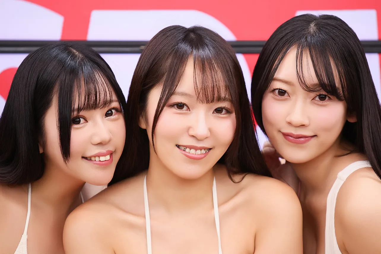 「ミスSPA!2025」グランプリの空見みあ、るか、三木優彩(写真左から)がお披露目された