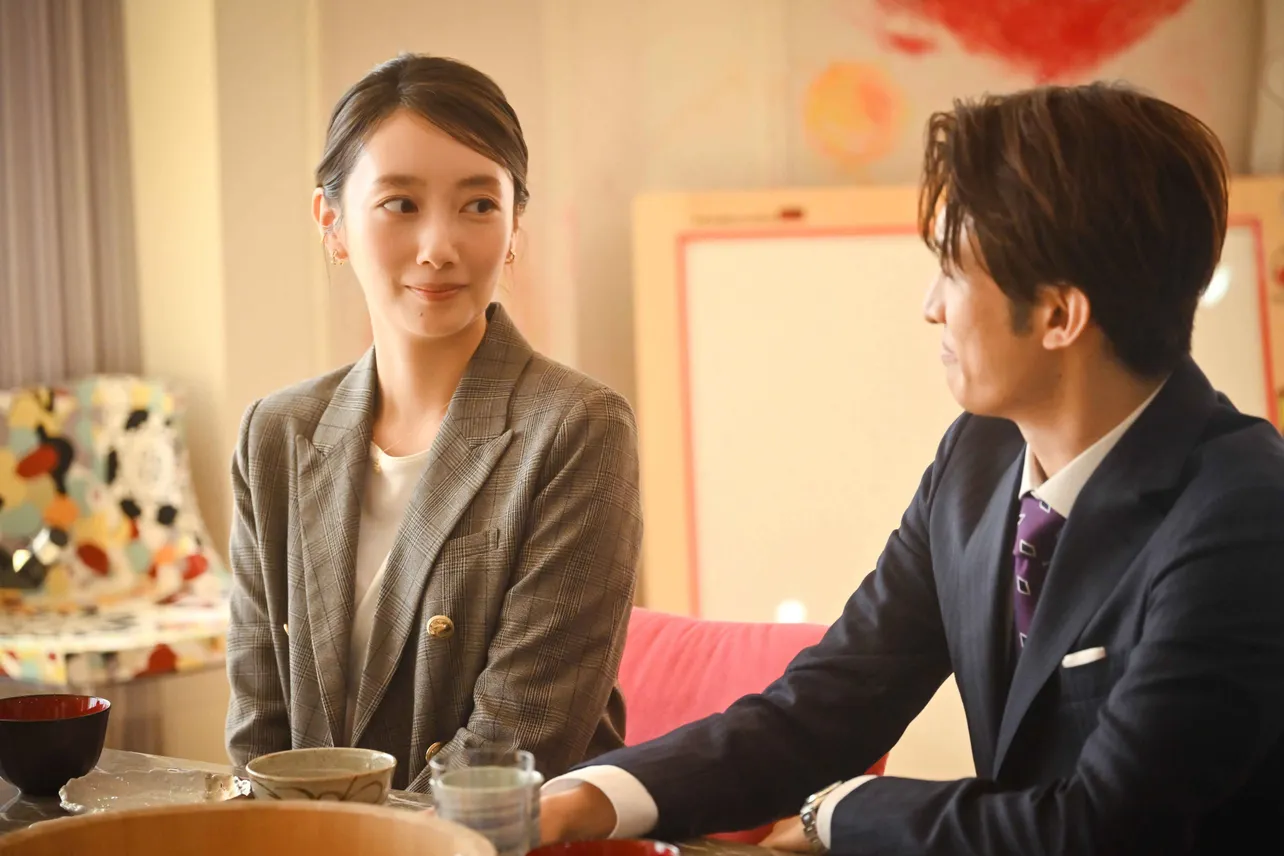 【写真】竜馬(向井康二)と目配せをする薫(波瑠)