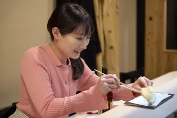 武田梨奈“ワカコ”「外から内からジューシーだ！」のれんに惹かれて入った店でひれ酒と天ぷらを堪能する＜ワカコ酒 Season9 最終回＞