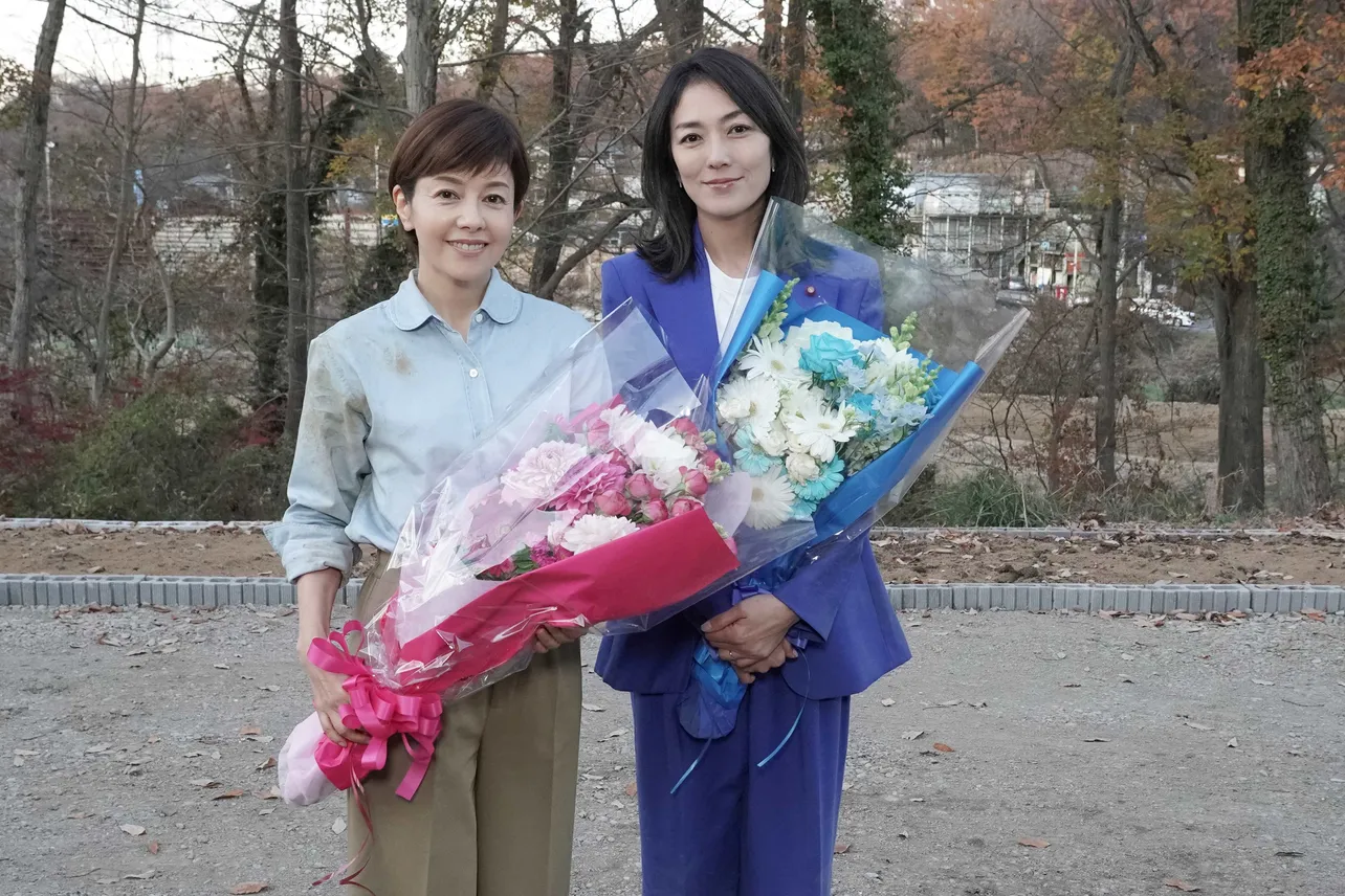 板谷由夏(写真左)と沢口靖子