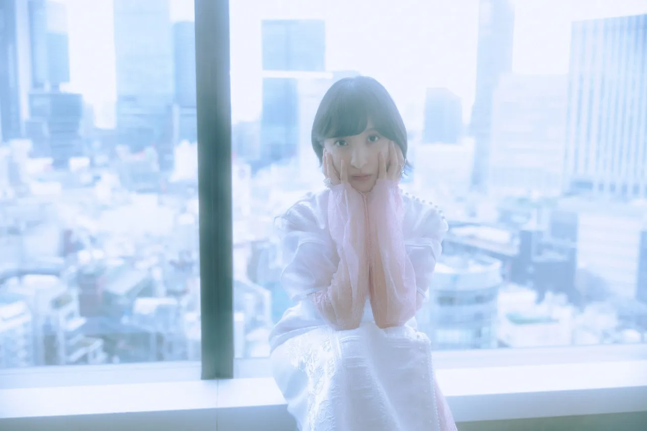 【写真】窓辺にちょこんと座る佐倉綾音、柔らかな雰囲気の一枚