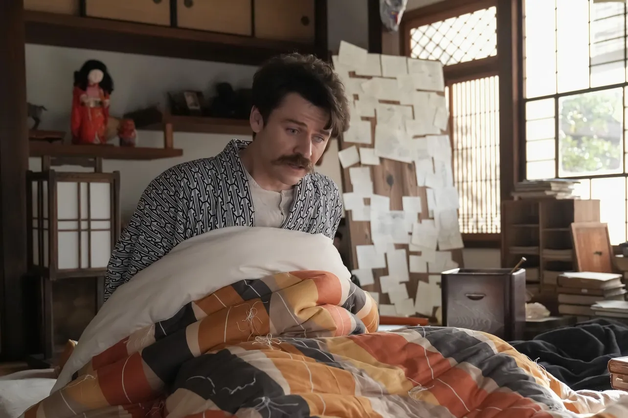 連日の金縛りに困惑するヘブン(トミー・バストウ)は初めてのお祓いを受けることに＜ばけばけ＞