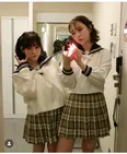 村重杏奈、“村重が二人!?”…そっくりすぎる“まじの妹”マリアとの制服2ショット