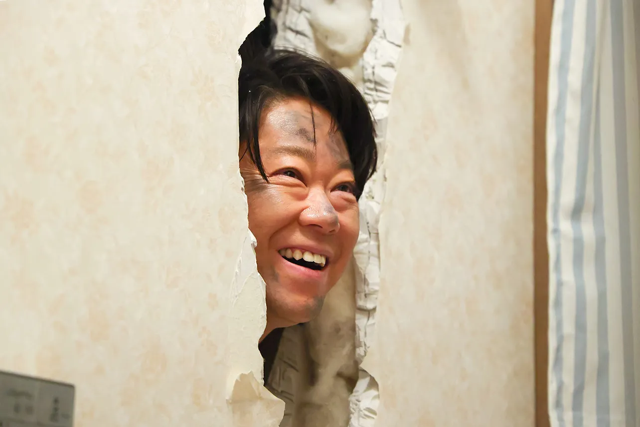 【写真】壁を突き破りひょっこりと顔を出す阿部サダヲ“市郎”