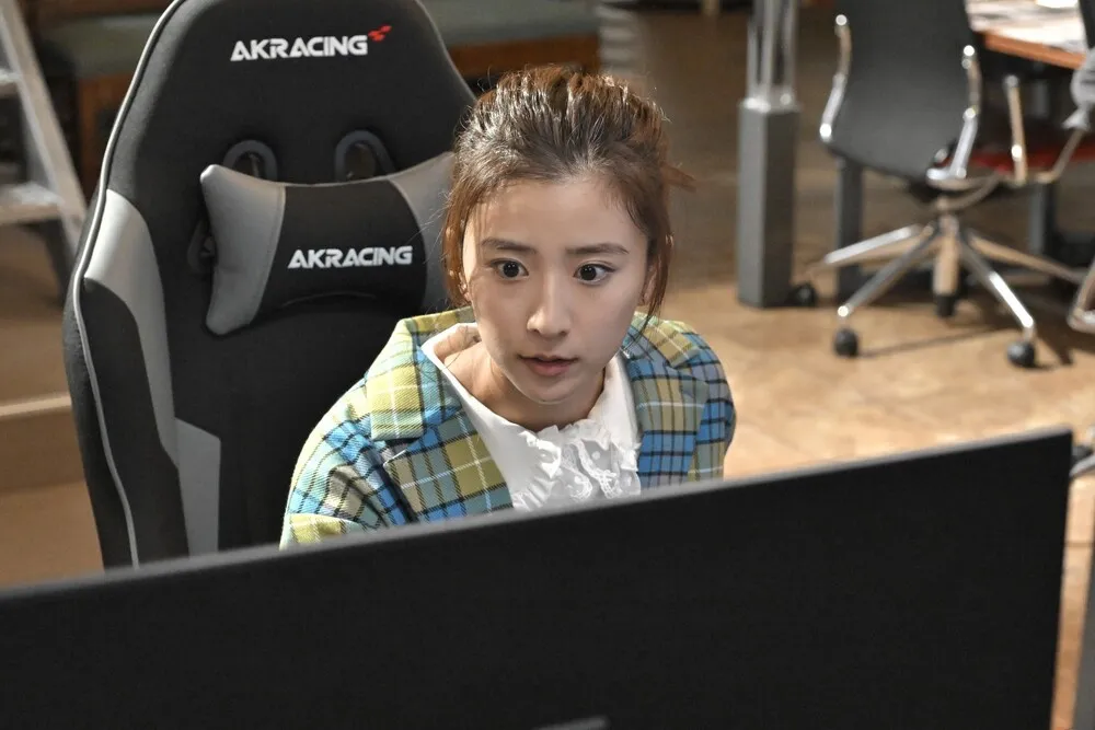 【写真】脅迫電話の発信源を特定する清水(黒島結菜)