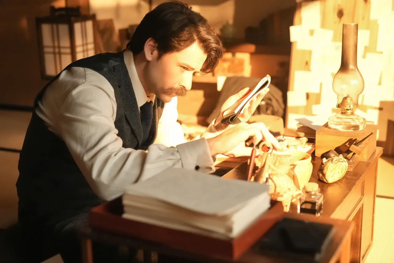 寺から戻り、真剣な眼差しで考え事をするヘブン(トミー・バストウ)＜ばけばけ＞