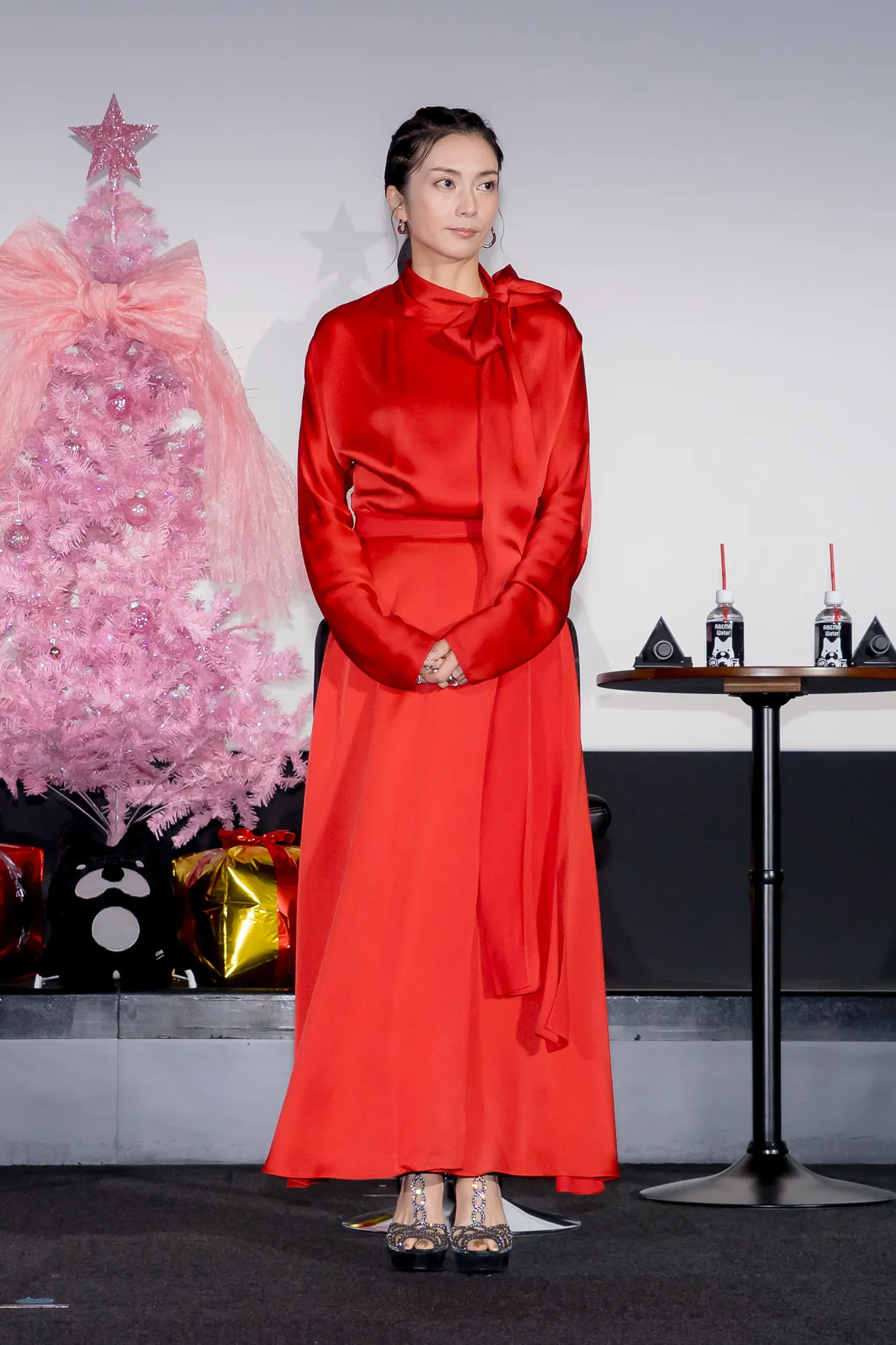 【写真】柴咲コウ、真っ赤なドレスで登場