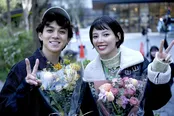 宮近海斗＆石井杏奈、花束を手に仲良しショット＜楓＞