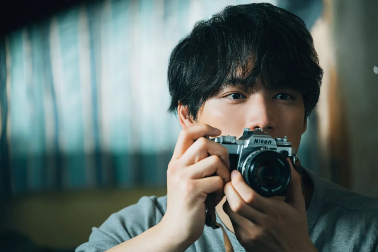 【写真】福士蒼汰、レンズ越しに見つめる真剣なまなざしが印象的＜楓＞