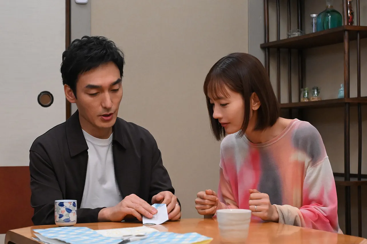 樹(草なぎ剛)と折り紙をして幸せな時間を過ごす真琴(中村ゆり)