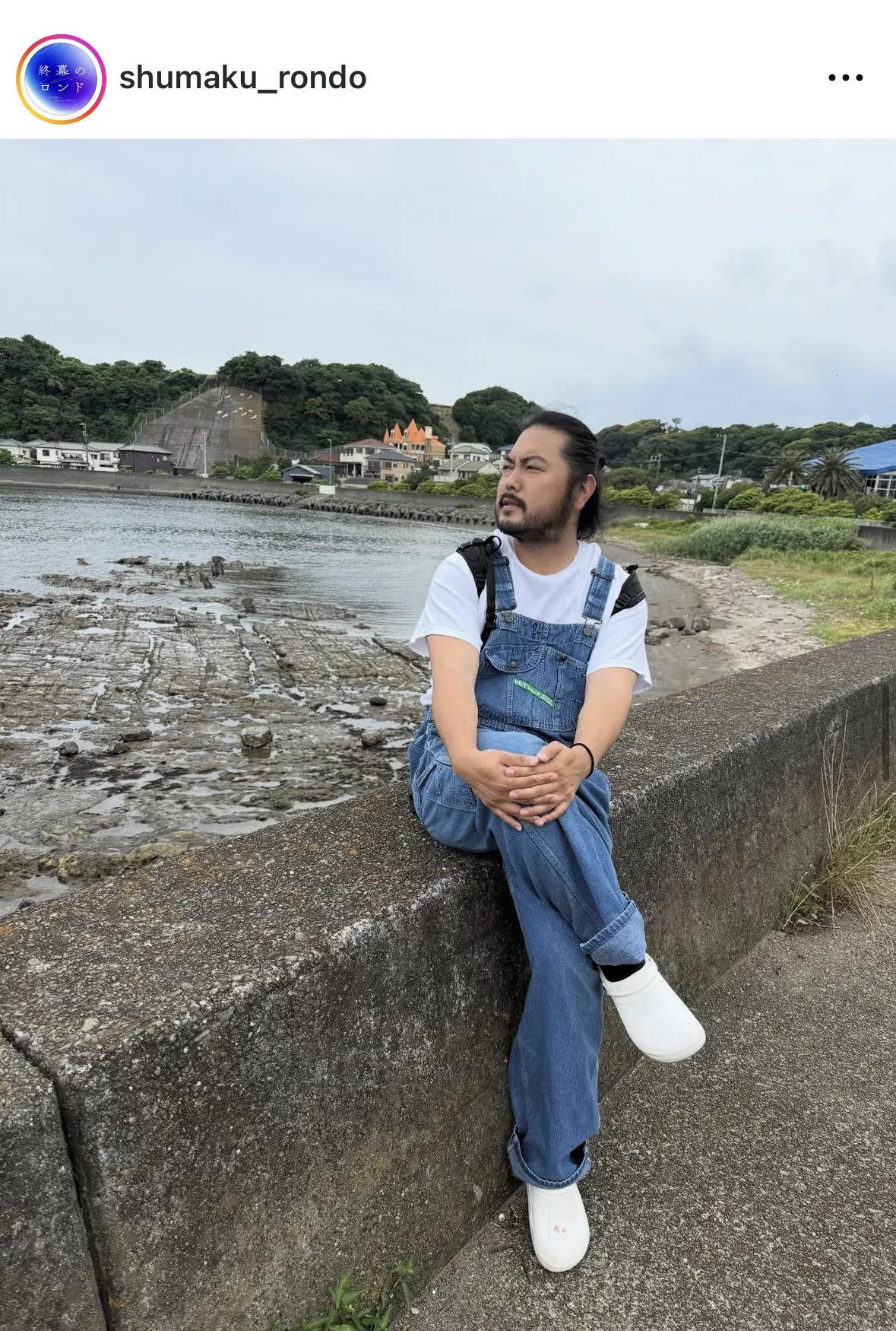 加治将樹、海辺で脚組オフショット