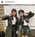 “後輩”横山由依とおそろい衣装で笑顔を浮かべる野呂佳代