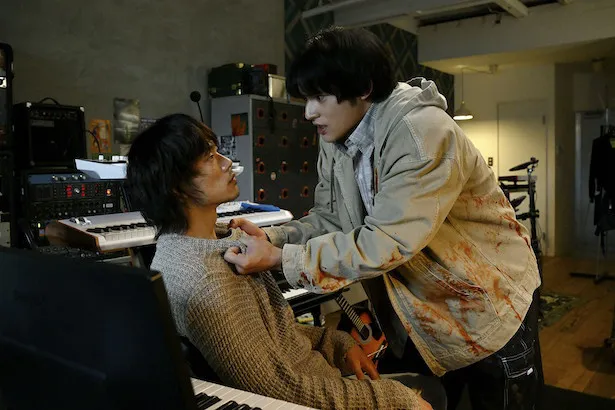 【写真】シイ(栗原颯人)に掴みかかる都成(水上恒司)