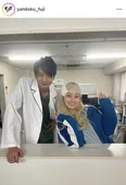 橋本環奈＆内田理央、元ヤン2人の“マブダチ”ショットに「医者の服似合う」「プロレス超楽しみ」の声＜ヤンドク！＞