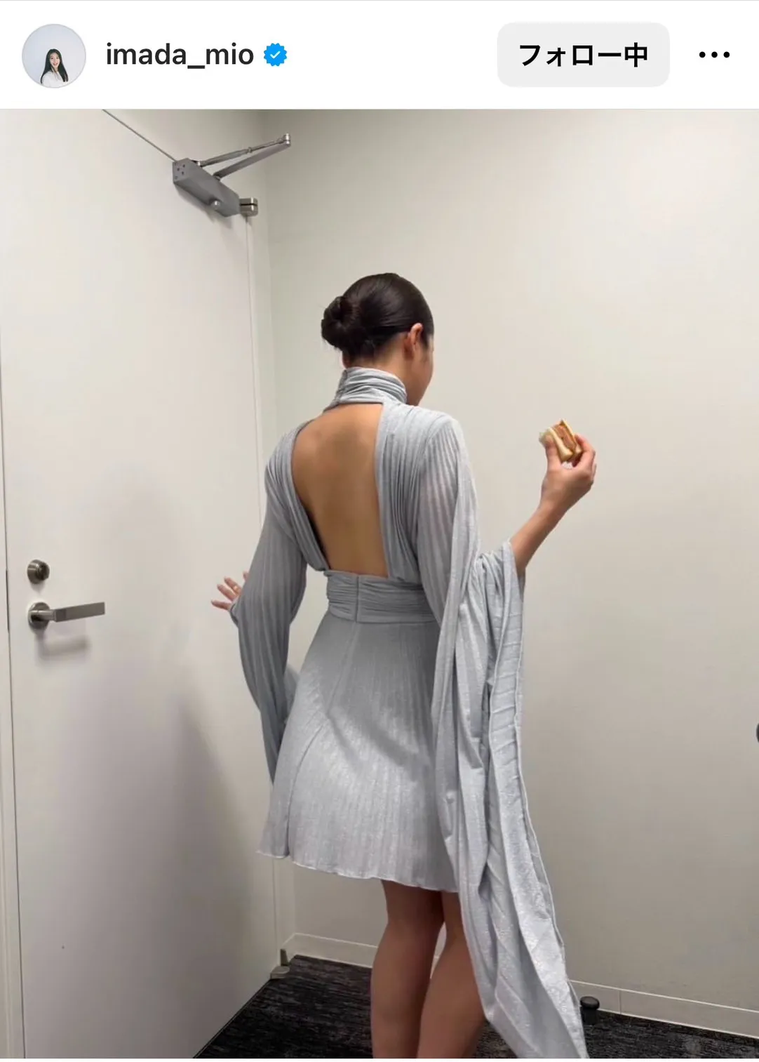 腰まで開いた美背中…後ろ姿が美しいバックショット