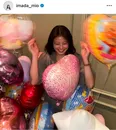 色とりどりの風船に囲まれて幸せそうな今田美桜