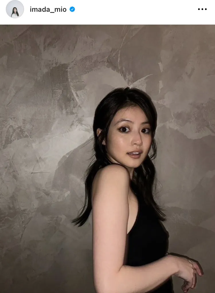 今田美桜、ブラックドレス×魅力引き出す囲み目メークに「世界一美しい」の声