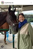 さわやかな笑顔の松本若菜になでなでされてお馬さんもうれしそう