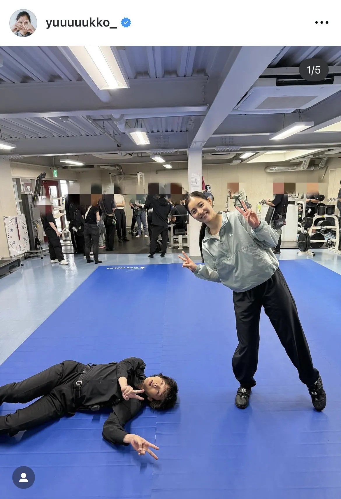 満面の笑みの新木優子の足元に失神したように倒れる中村倫也