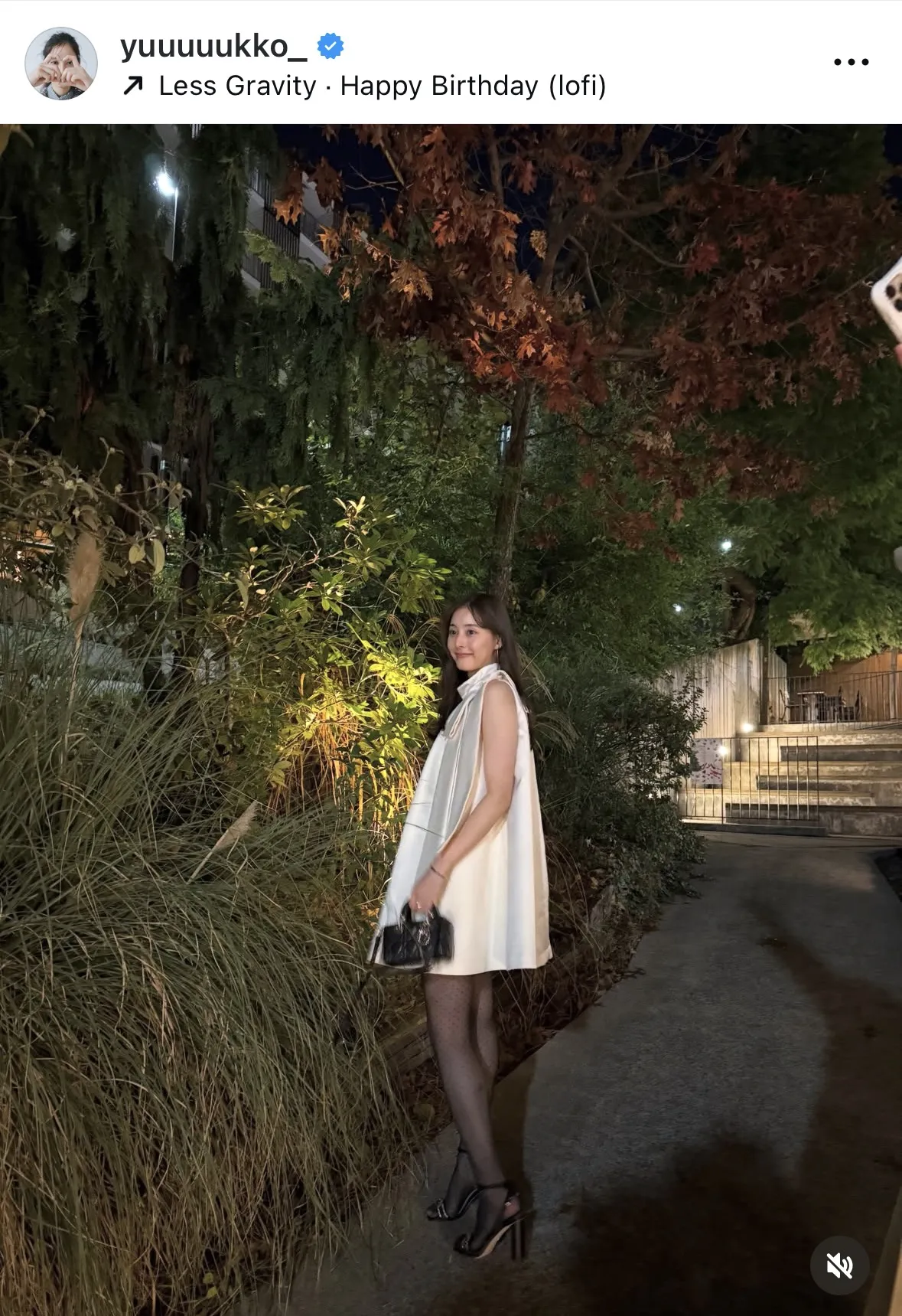 【写真】ノースリーブのミニドレス×黒タイツが上品で美しい新木優子