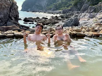 “温泉俳優”原田龍二が、式根島で“ワイルド＆スパイシー”な温泉を堪能「ほっこりする暇は与えない！」＜湯一無二〜スパイシーSP〜＞