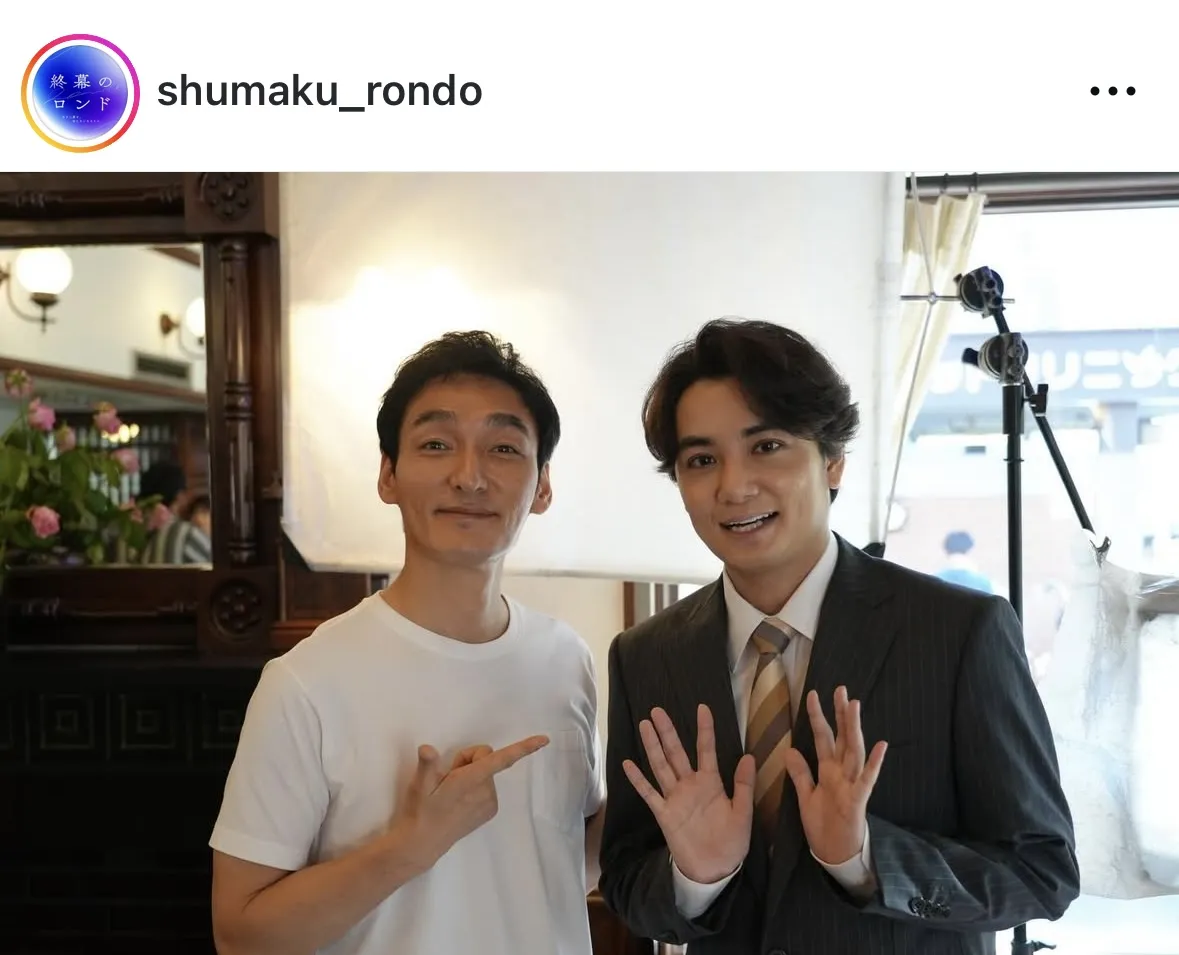 草なぎ剛&矢野聖人…白いTシャツとスーツ姿の爽やかな2ショット