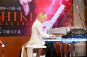【写真】フランス語で“涙”を意味する新曲「LARMES」を生演奏するYOSHIKI