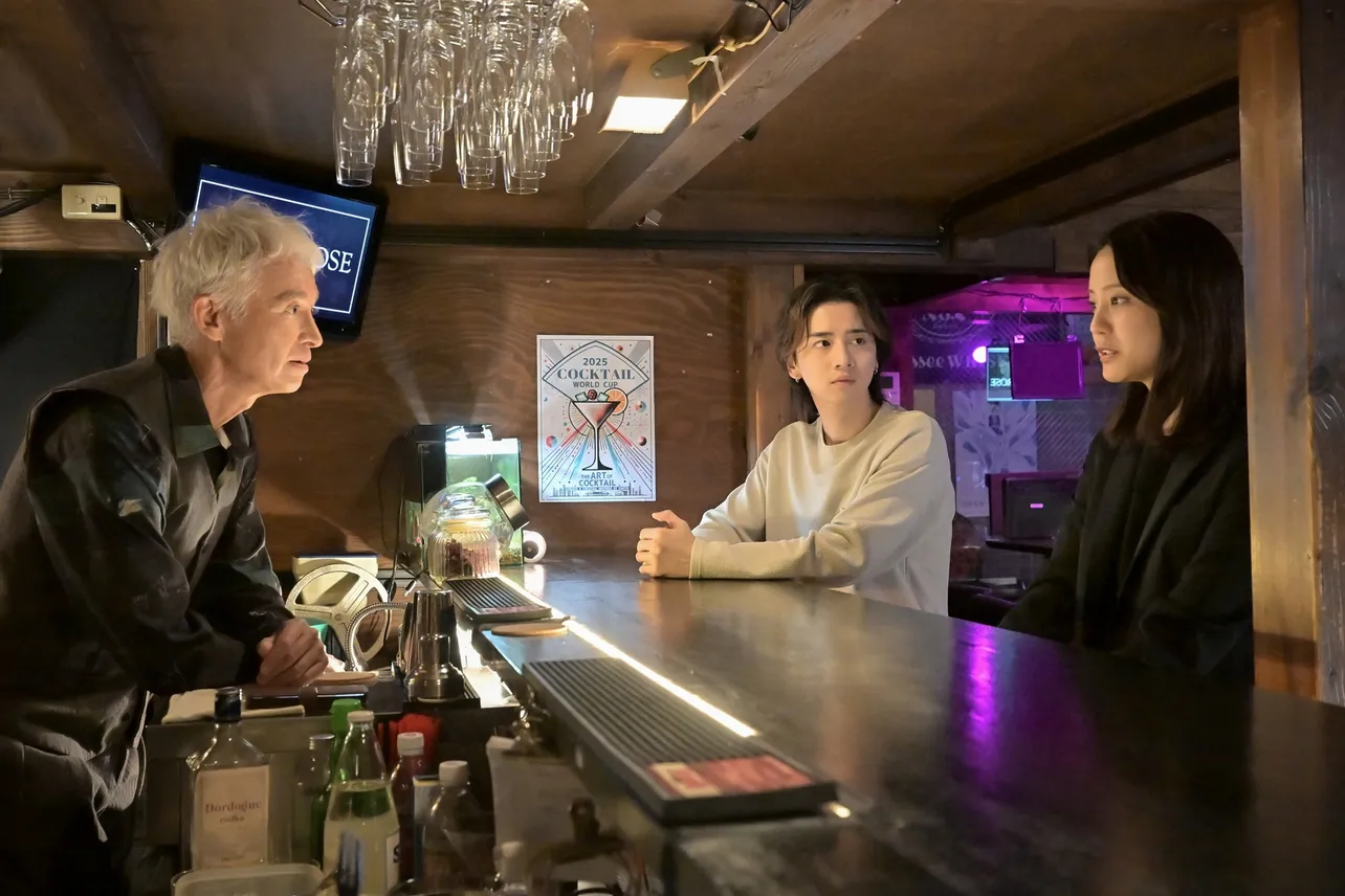 いつものバーに集まった玲(山崎紘菜)、新(飯島寛騎)、マスター(マーク・パンサー)