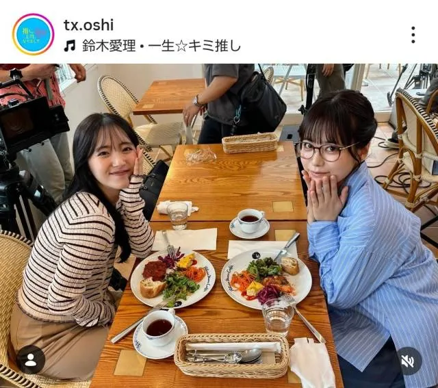 鈴木愛理&東雲うみ、美女二人のお食事ショット