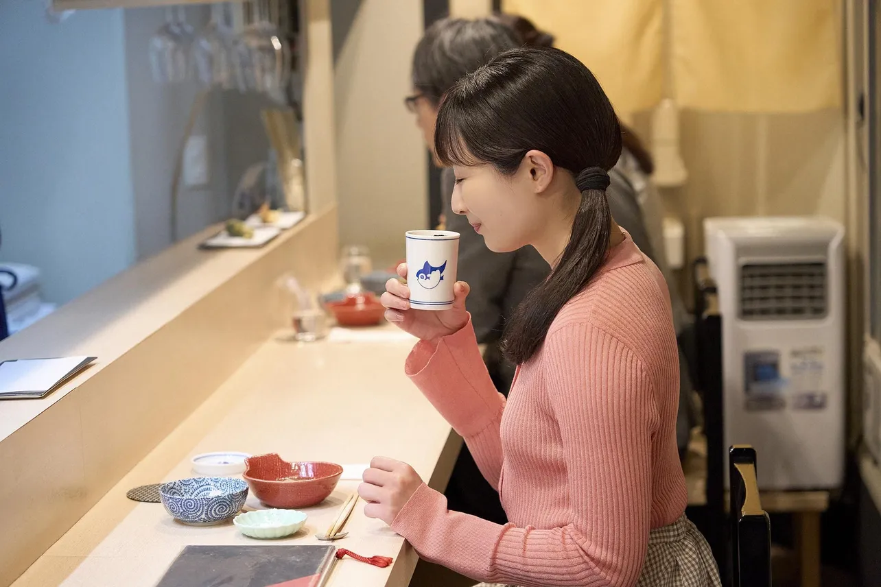 【写真】今の時期においしいヒレ酒の香りを楽しむワカコ(武田梨奈)