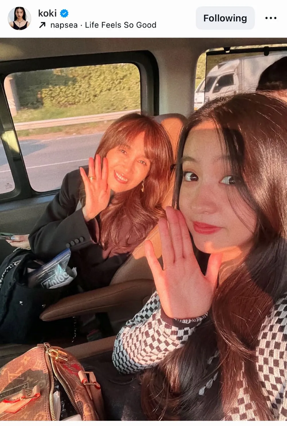 Koki＆工藤静香、お出かけを楽しむ車中でのおそろいポーズの2ショット