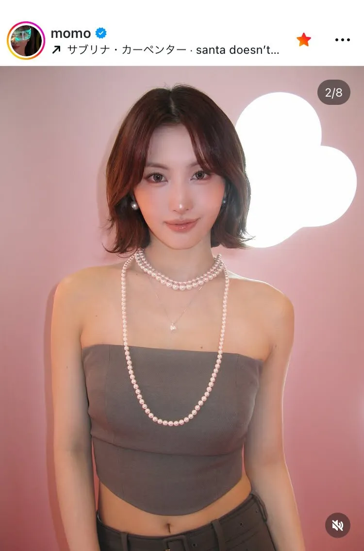 TWICE・モモ、ネックレス＆ベアトップコーデからデコルテとウエストあらわのショット