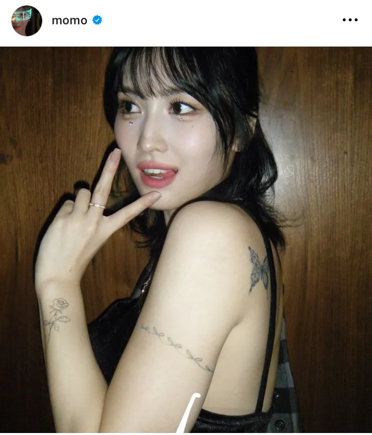 TWICE・モモ、キャミソールからのぞくタトゥーが魅力的な黒コーデショット