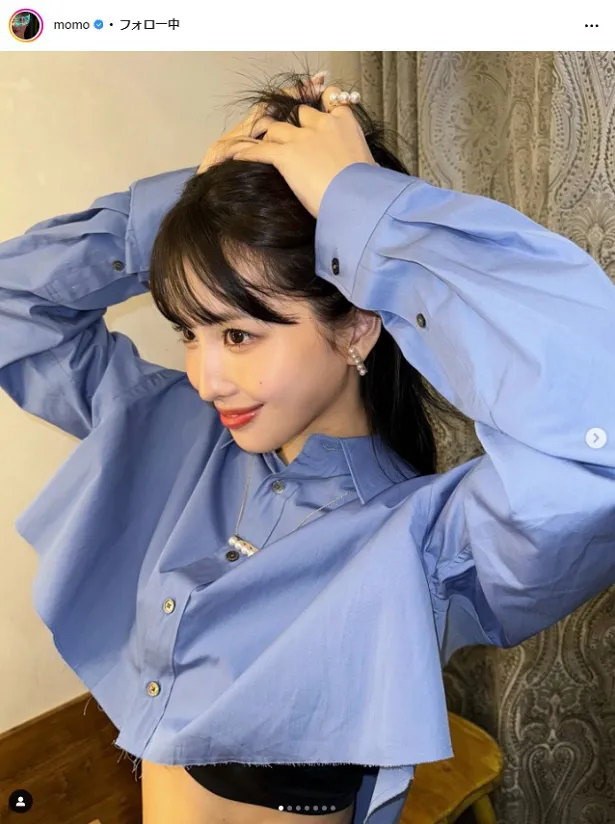 TWICE・モモ、ショート丈のトップスから美腹チラ見せオフショット