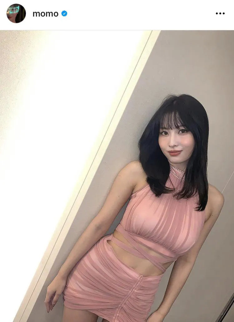 セクシーな美腹筋&美ボディを披露するTWICE・モモ