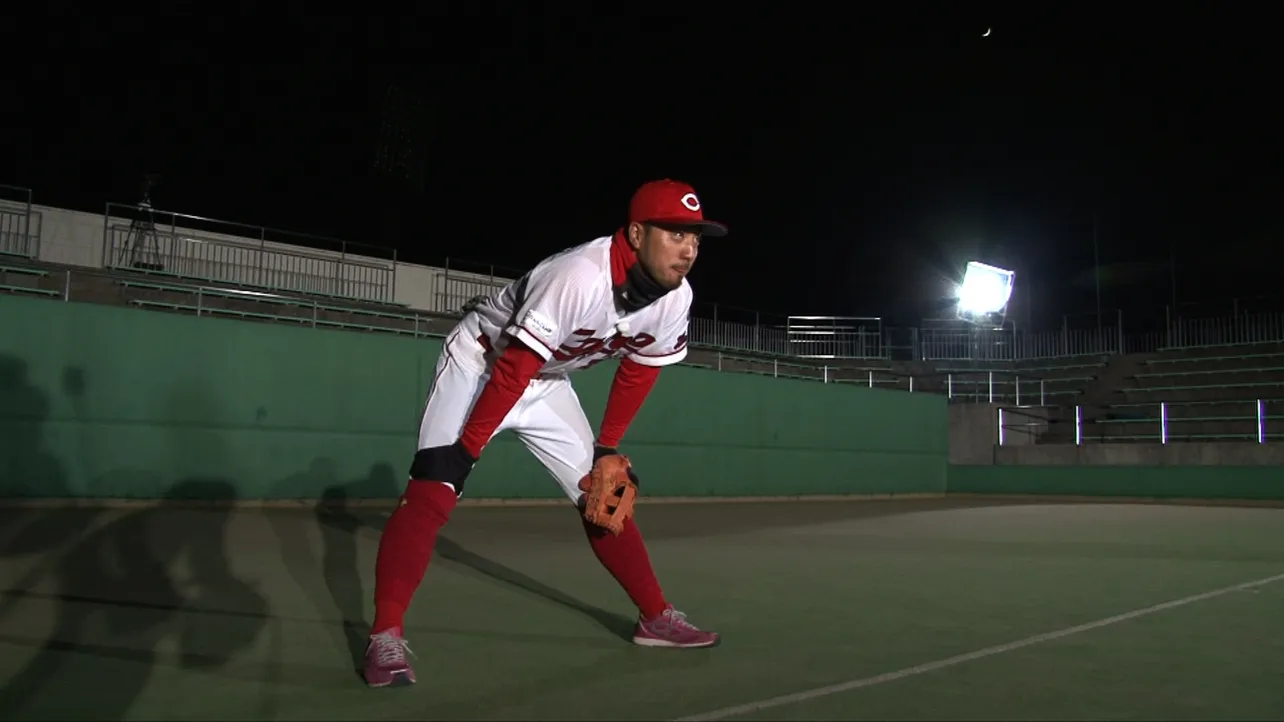 広島カープ・菊池涼介選手はテニスの 高速サーブキャッチに挑む