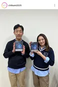 北村有起哉＆仲間由紀恵、主題歌収録のCDを持ってポーズ 