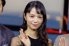 宮崎あおい、クリーニング屋の“小林夫婦”とほっこり笑顔ショットに「四季ちゃんかわいい」の声<ちょっとだけエスパー>